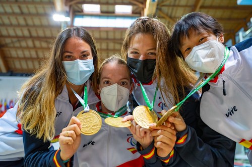 Varias de nuestras nadadoras muestran sus medallas