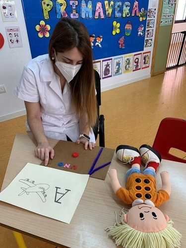 Yasmine en su puesto escolar