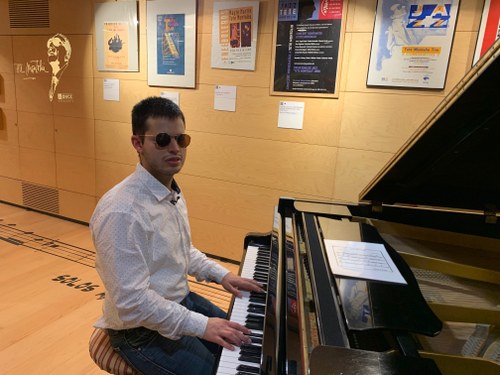 Adrán Rincón sentado al piano