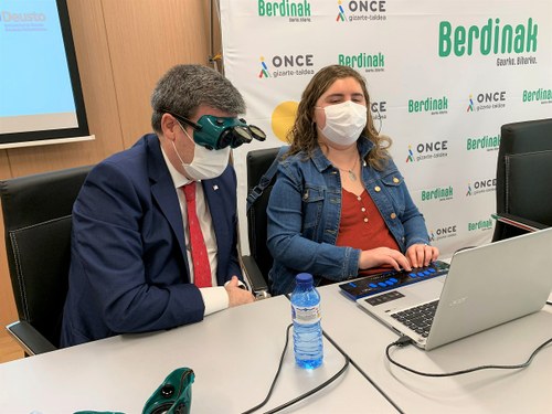 Aburto con la gafas de simulación junto a la afiliada Claudia Iturregi durante la navegación a ciegas