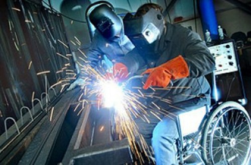 Alumno de FP en silla de ruedas realizando sus prácticas laborales
