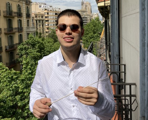 Adrián Rincón con su batuta de director