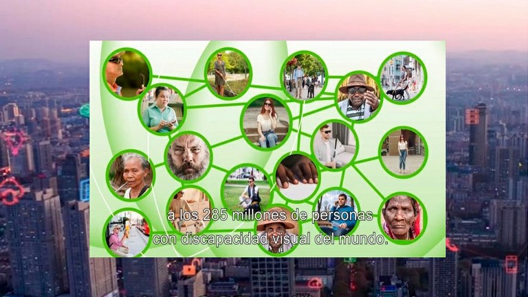 Fondo de la ciudad de Madrid, con una imagen, en primer plano y en el centro, de personas con ceguera. Fotogramas extraídos del vídeo oficial de la Cumbre.