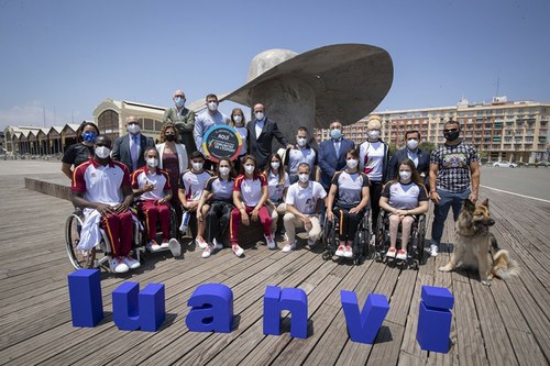 Foto de familia de los deportistas junto a Carballeda y el responsable de Luanvi, luciendo las equipaciones para Tokio