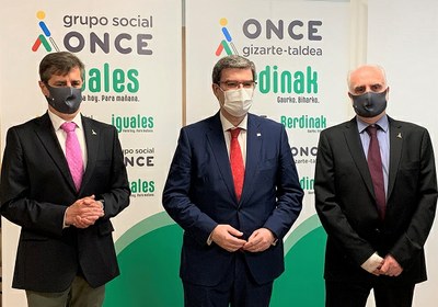 Los responsables de la ONCE junto al alcalde Bilbao