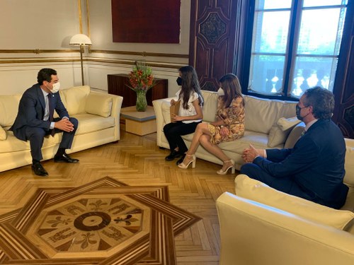Momento de conversación entre Moreno Bonilla y Laura Diepstraten