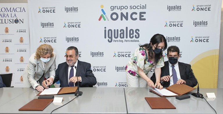 Un momento de la firma del convenio