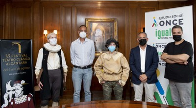Firma del convenio con el Festival de Alcántara