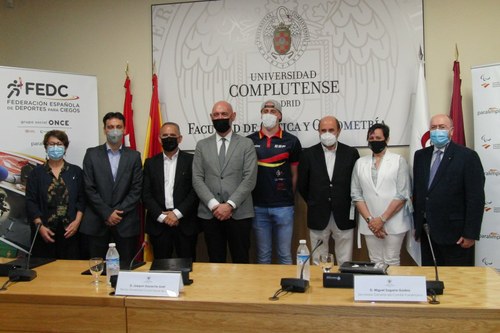 Foto de familia de los representantes del CPE, de la FEDC y de la UCM, tras la firma del acuerdo
