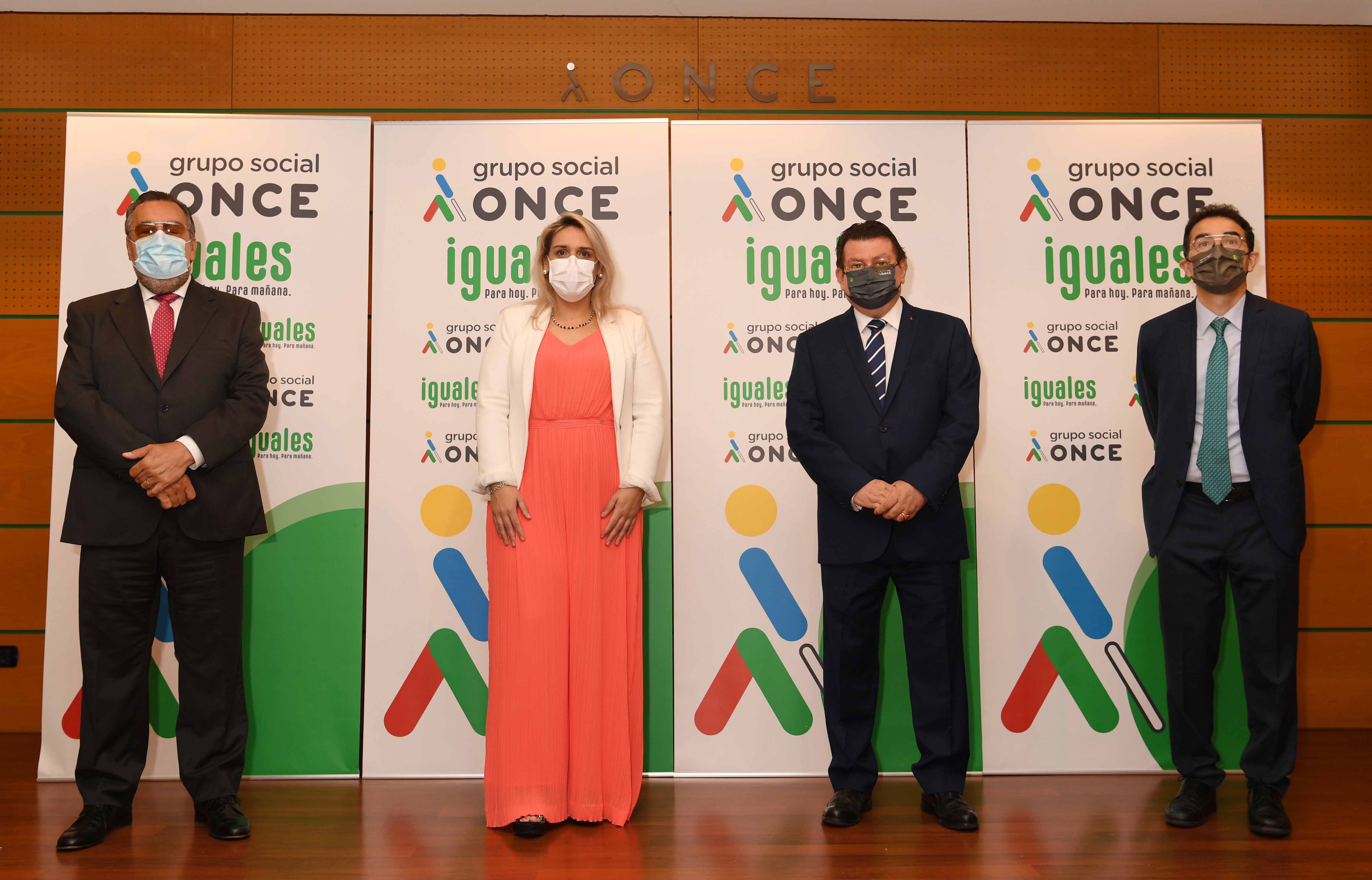 Foto de familia presentación de Carmen Millán