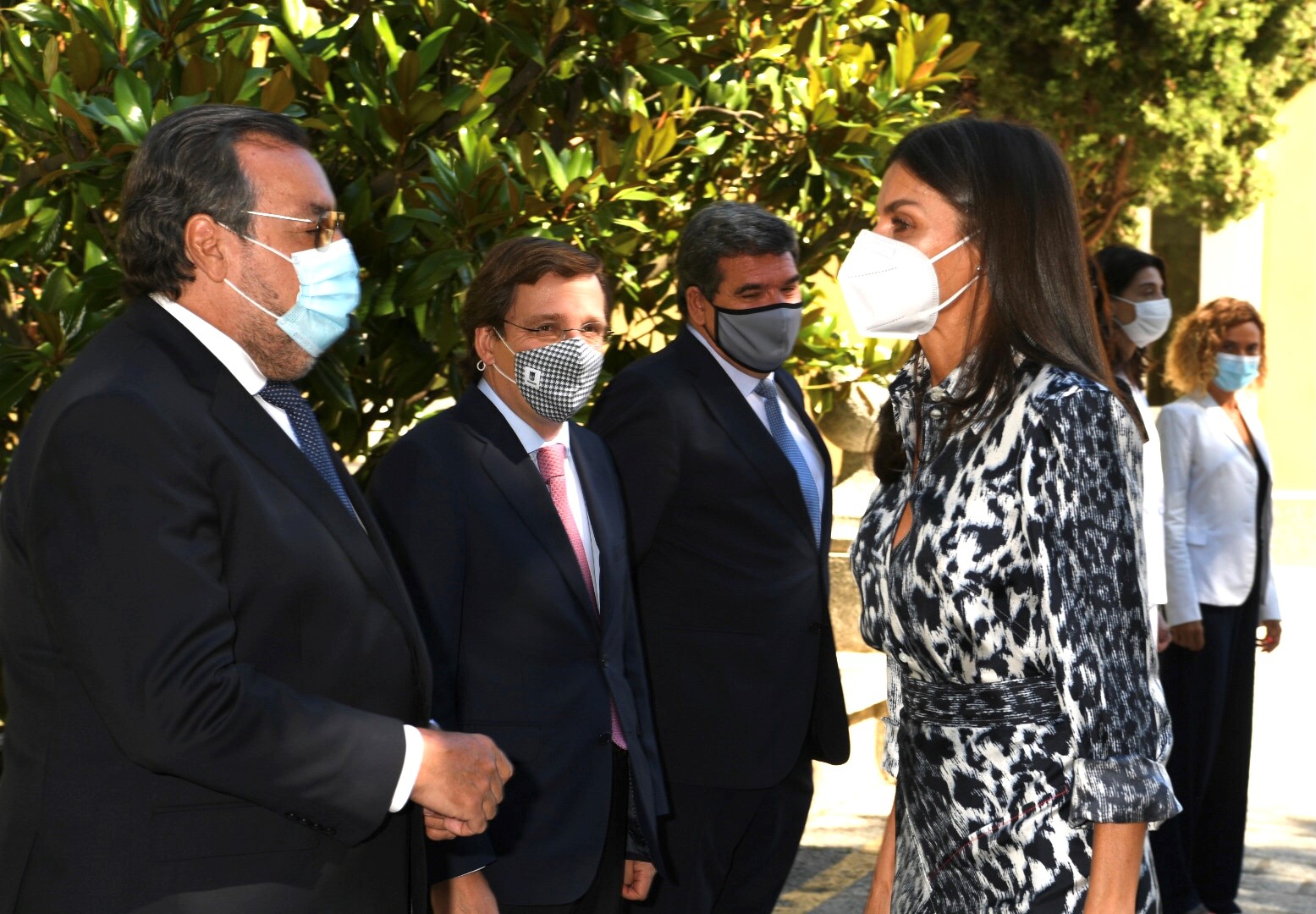 Doña Letizia saluda al presidente de la ONCE. A su lado el alcalde de Madrid y el ministro Escrivá