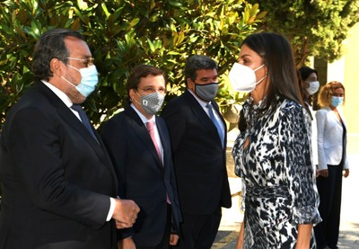 Doña Letizia saluda al presidente de la ONCE. A su lado el alcalde de Madrid y el ministro Escrivá
