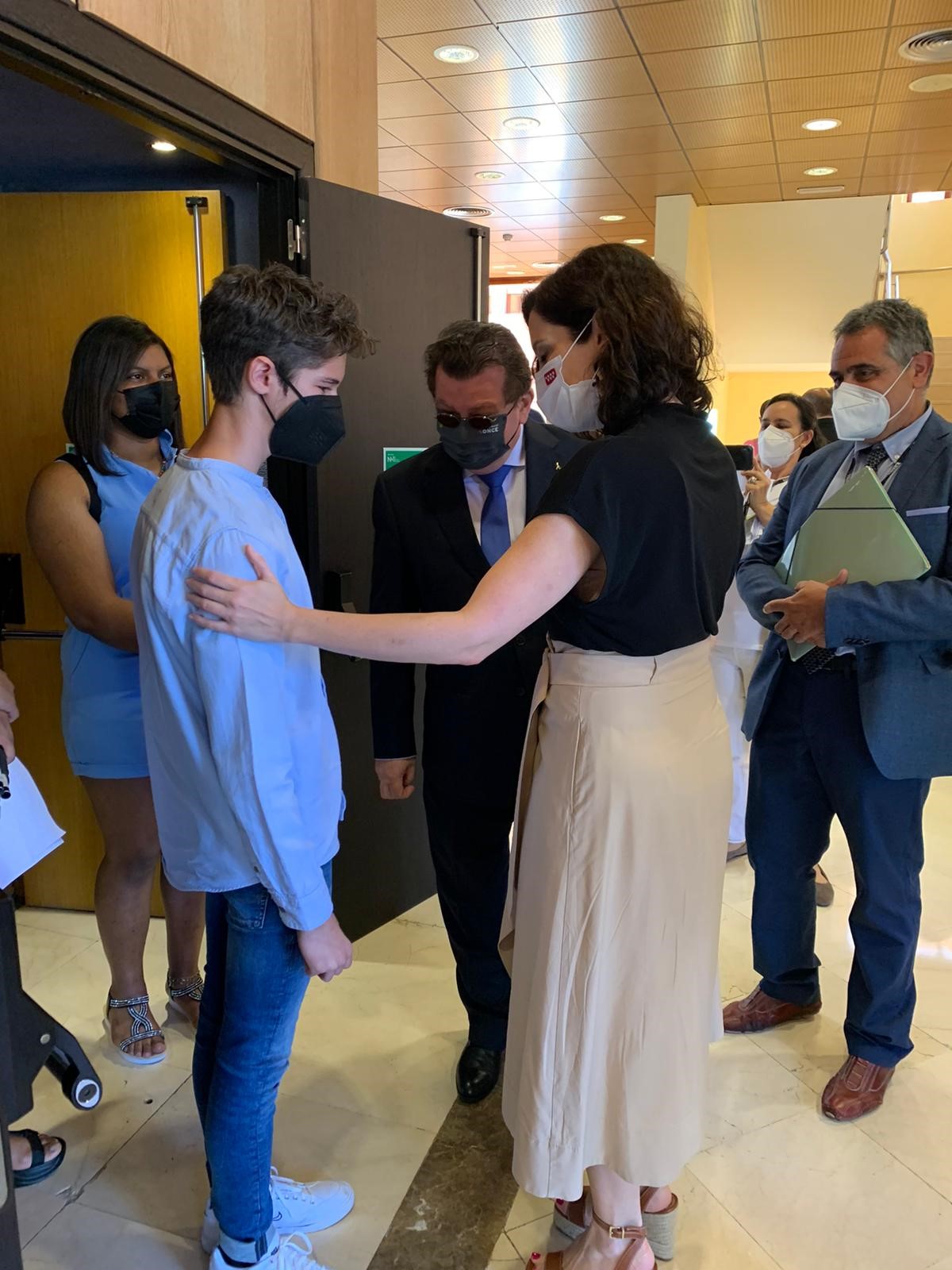 Isabel Díaz Ayuso saluda a los jóvenes ciegos tras el acto inaugural