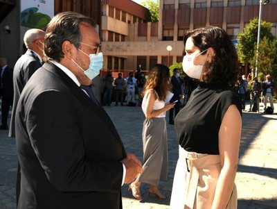 Miguel Carballeda junto a Isabel Díaz Ayuso