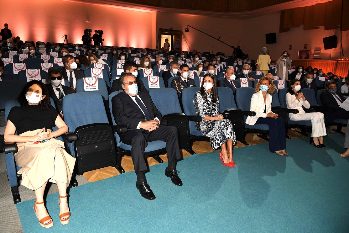 Primera línea de platea del auditorio, con la reina y el resto de autoridades