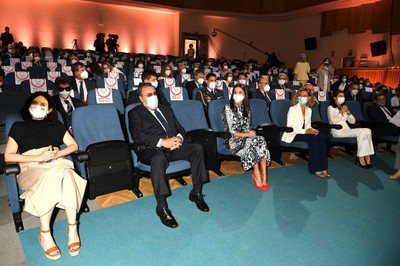 Primera línea de platea del auditorio, con la reina y el resto de autoridades