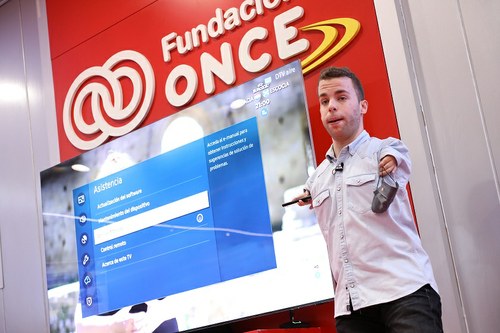 Demostración de la accesibilidad de un TV Samsung en el acto de presentación