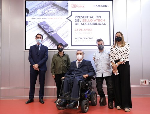 Foto de familia de responsables de Fundación ONCE y Samsung