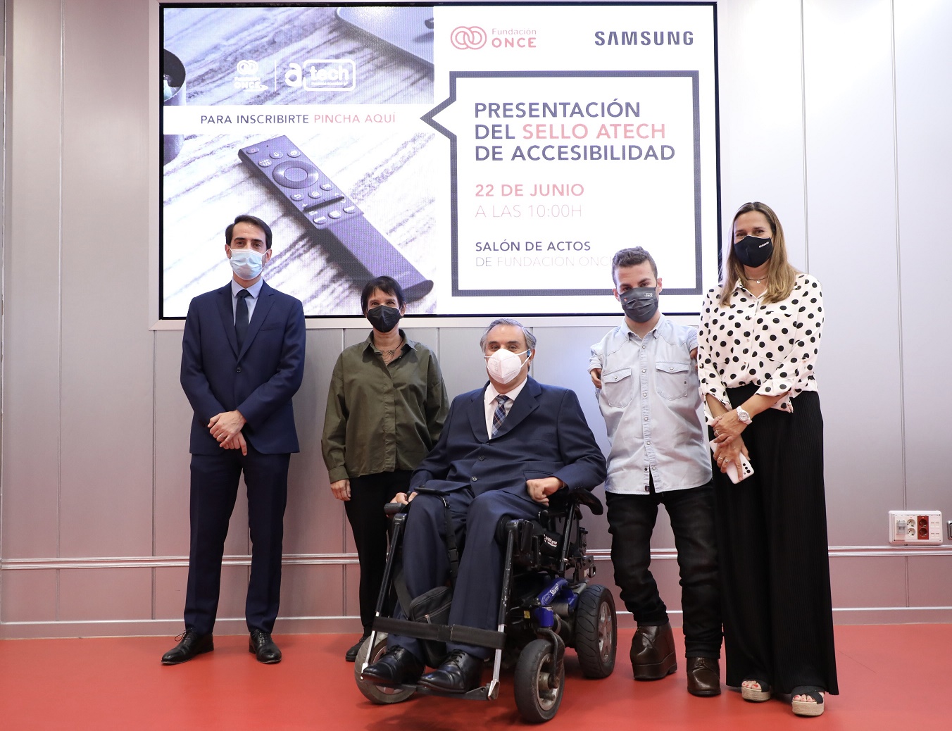 Foto de familia de responsables de Fundación ONCE y Samsung