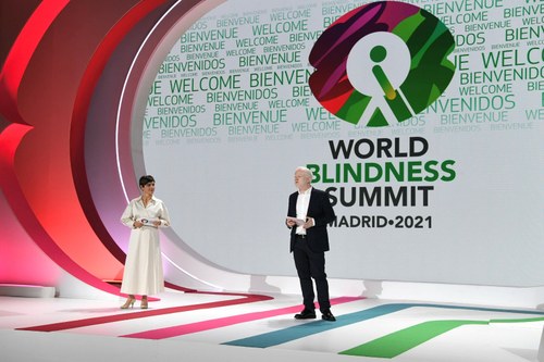 Los periodistas, Susana Roza, de TVE, y Javi Andrés, de la ONCE, presentadores de la conferencia sobre tecnología