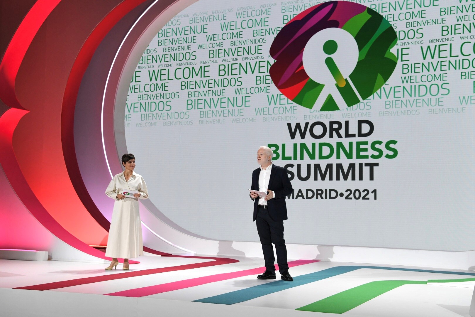 Los periodistas, Susana Roza, de TVE, y Javi Andrés, de la ONCE, presentadores de la conferencia sobre tecnología
