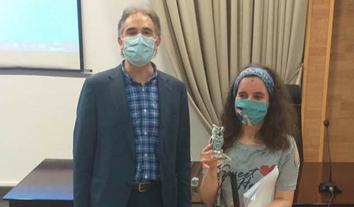 Lucía junto a su profesor de Oratoria