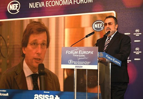 Momento en el que Martínez Almeida interpela a Carballeda