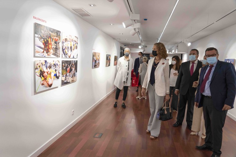 Visita de la comitiva a la exposición de Paralímpicos
