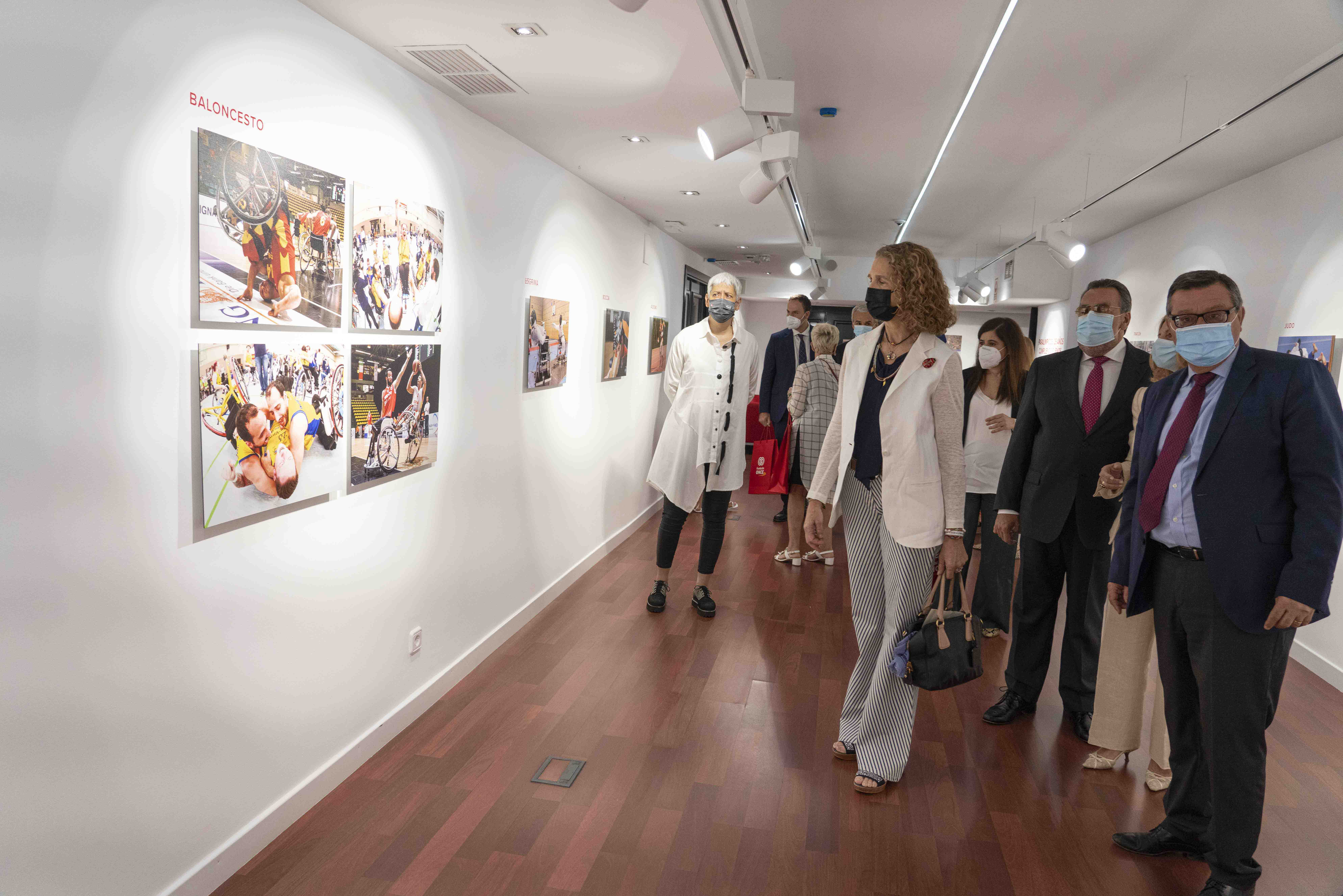 Visita de la comitiva a la exposición de Paralímpicos