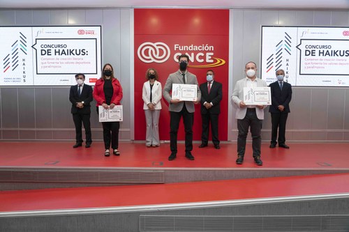 Foto de familia de los ganadores y autoridades participantes en el acto