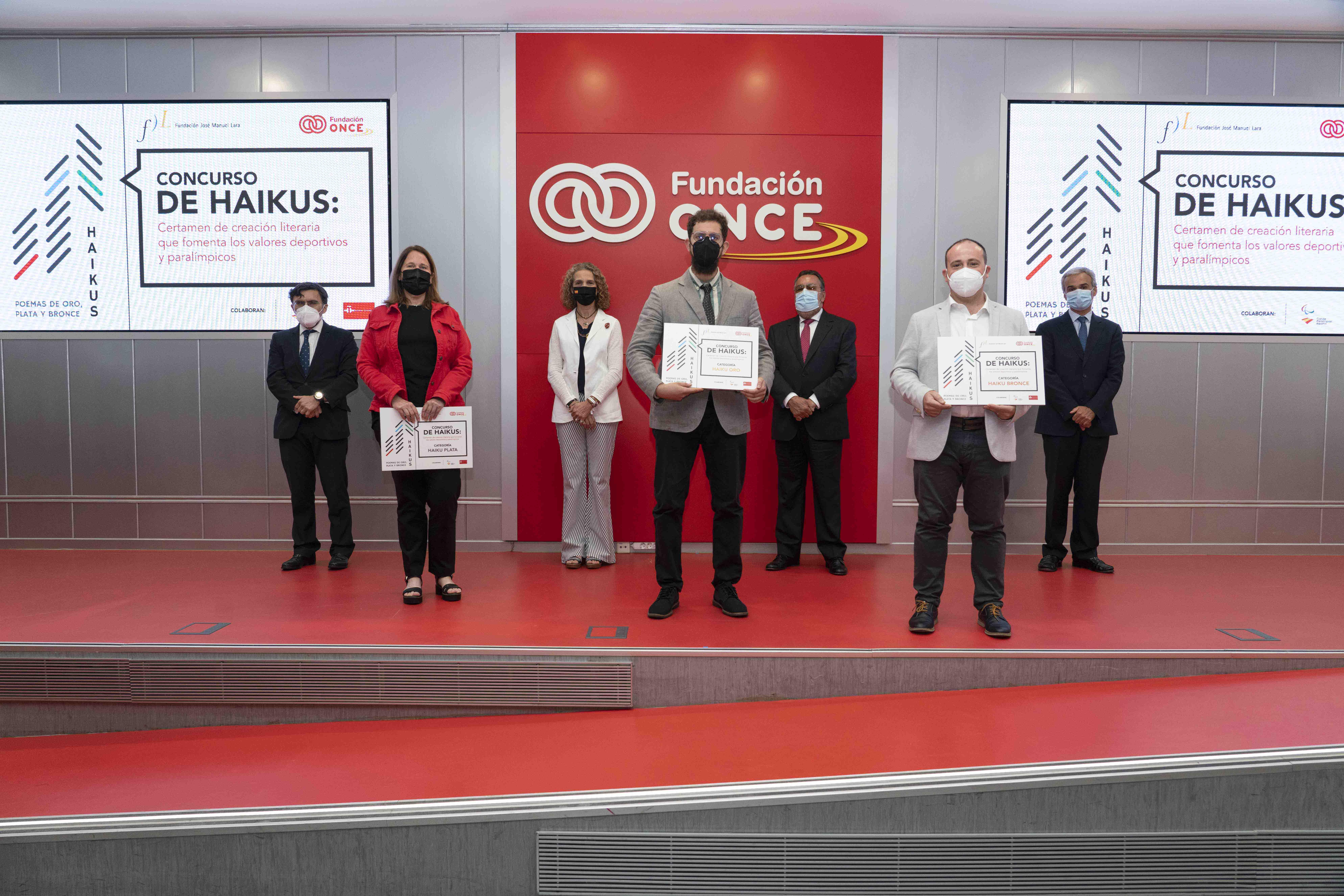 Foto de familia de los ganadores y autoridades participantes en el acto