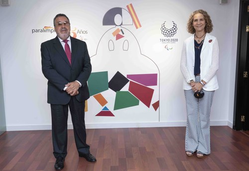 Miguel Carballeda y la Infanta Elena posan en el momento de la inauguración de la exposición