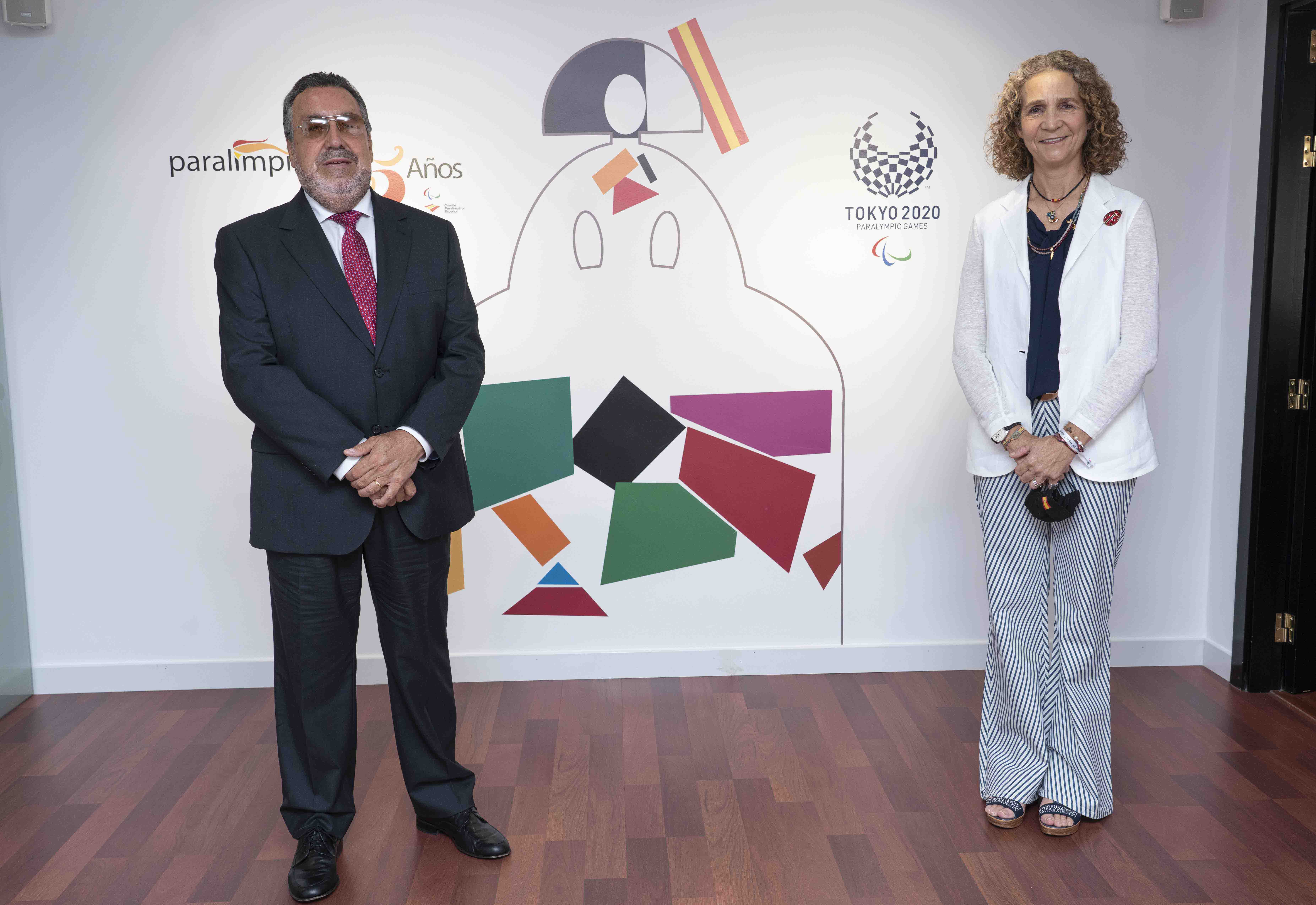 Miguel Carballeda y la Infanta Elena posan en el momento de la inauguración de la exposición