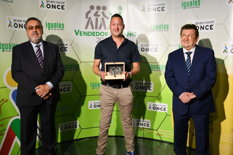 Iván junto a Miguel Carballeda y Ángel Sánchez en el momento de recibir el premio