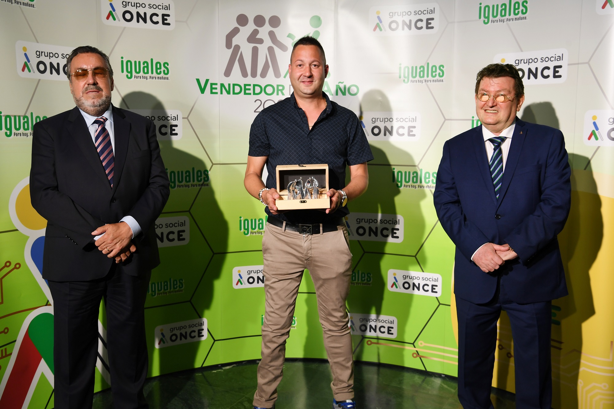 Iván junto a Miguel Carballeda y Ángel Sánchez en el momento de recibir el premio