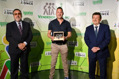 Iván junto a Miguel Carballeda y Ángel Sánchez en el momento de recibir el premio