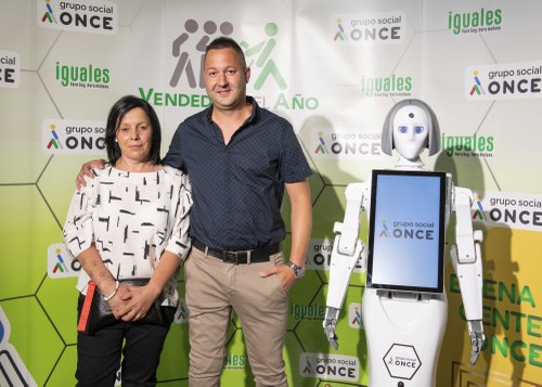 Iván posa con su pareja en el Photocall