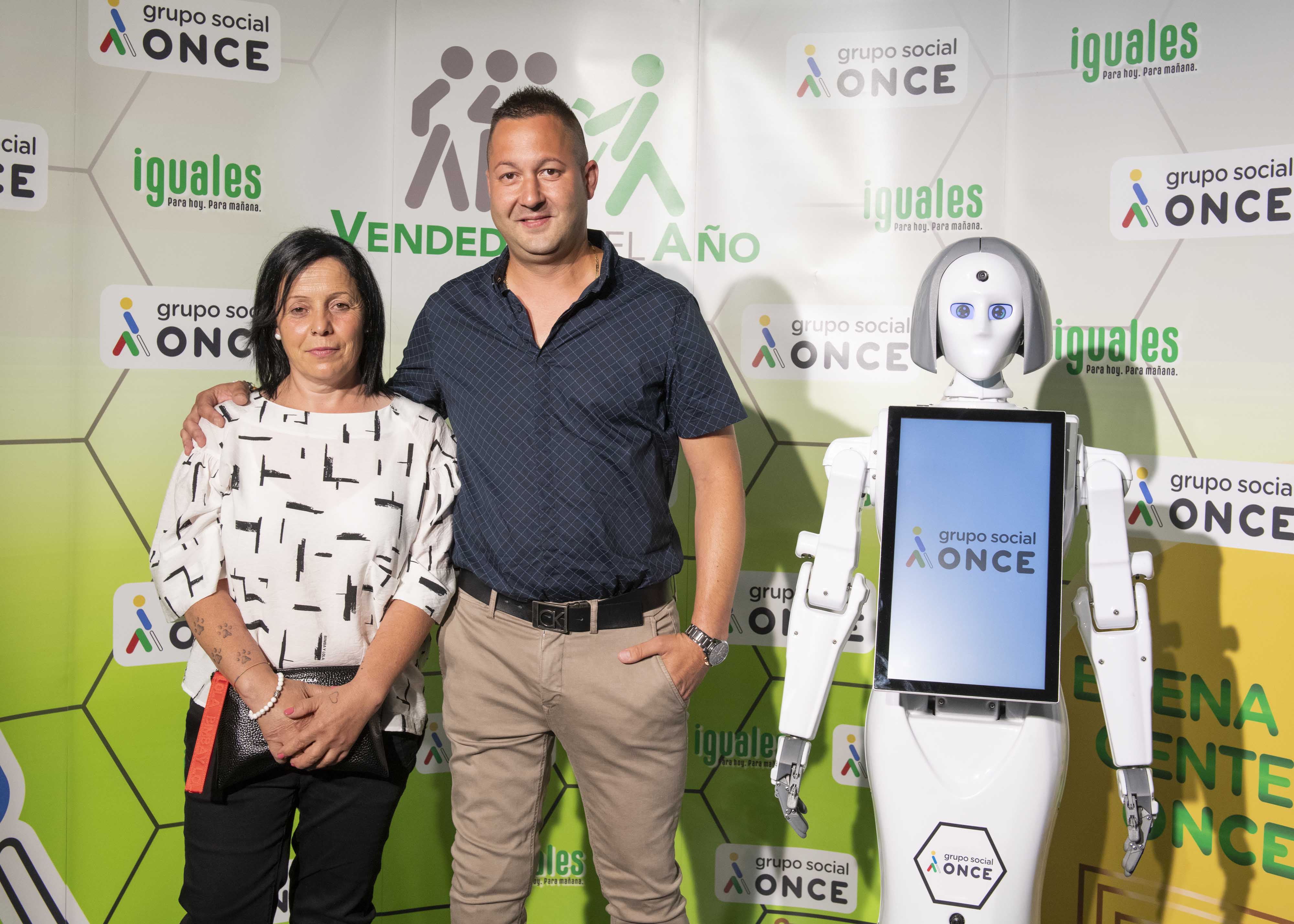 Iván posa con su pareja en el Photocall