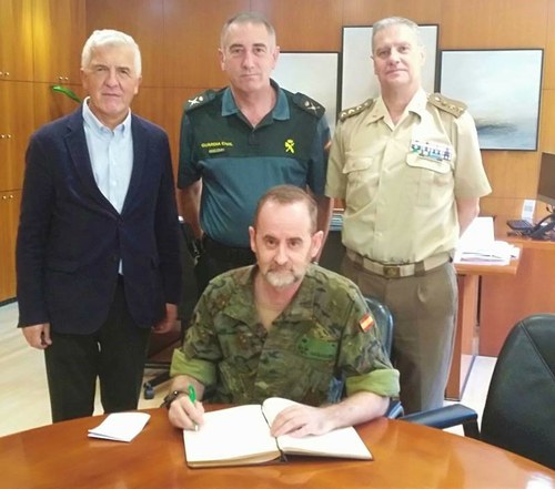 Responsables del ejército y guardia civil firmando en el Libro de Honor, junto al delegado territorial