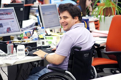 Una persona con discapacidad en su puesto de trabajo