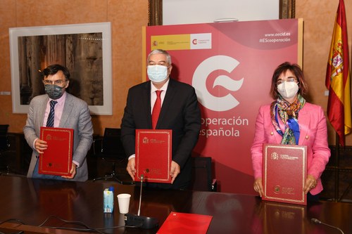 Alberto Durán, Magdy Martínez Solimán y Pilar Villarino muestran el acuerdo firmado