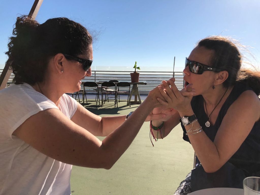 Conversación entre las hermanas Brioso en lengua de signos