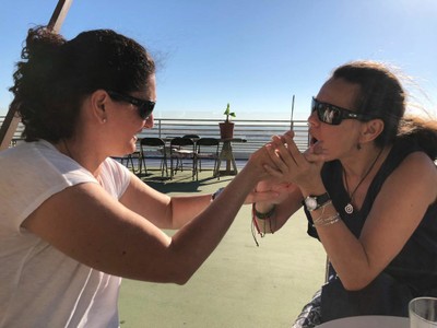 Conversación entre las hermanas Brioso en lengua de signos