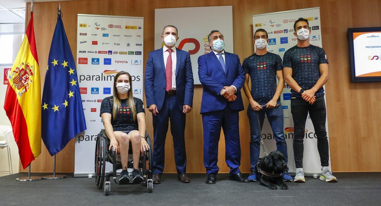 De izda a dcha. Sara Revuelta, José Manuel Franco, Miguel Carballeda, Gerard Descarrega y su guía Guillermo Rojo tras el acto de presentación