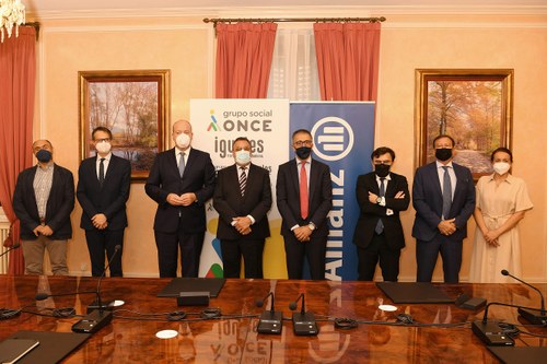 Foto de familia de los responsables del Grupo Social ONCE y Allianz presentes en el acto de la firma