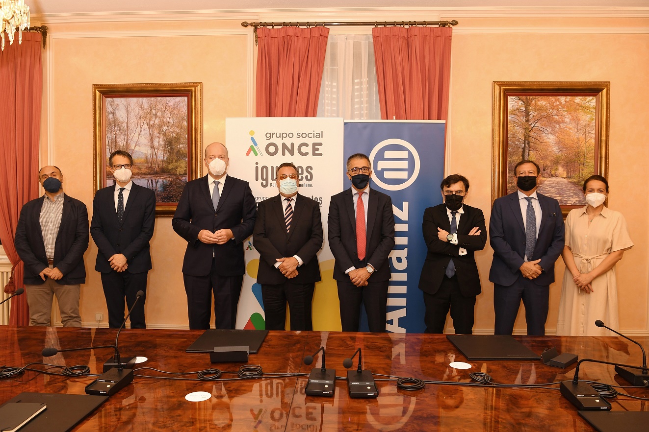 Foto de familia de los responsables del Grupo Social ONCE y Allianz presentes en el acto de la firma