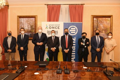 Foto de familia de los responsables del Grupo Social ONCE y Allianz presentes en el acto de la firma