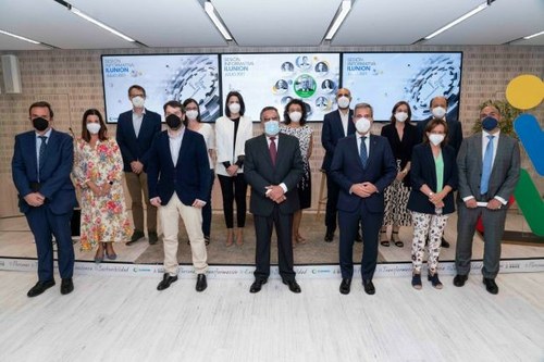 Foto de familia del equipo directivo de ILUNION, junto a Carballeda en el centro de la imagen