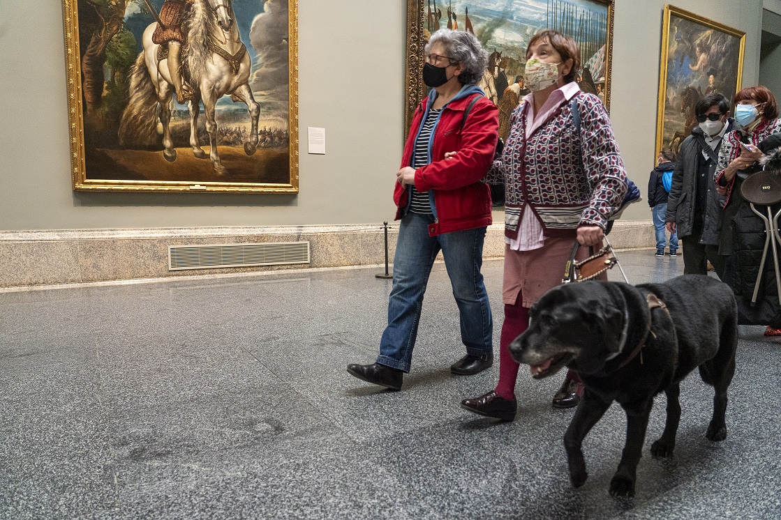 Grupo de personas ciegas realizando una visita al Museo del Prado