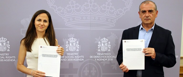La ministra y el presidente de la PTS muestran el acuerdo tras la rúbrica